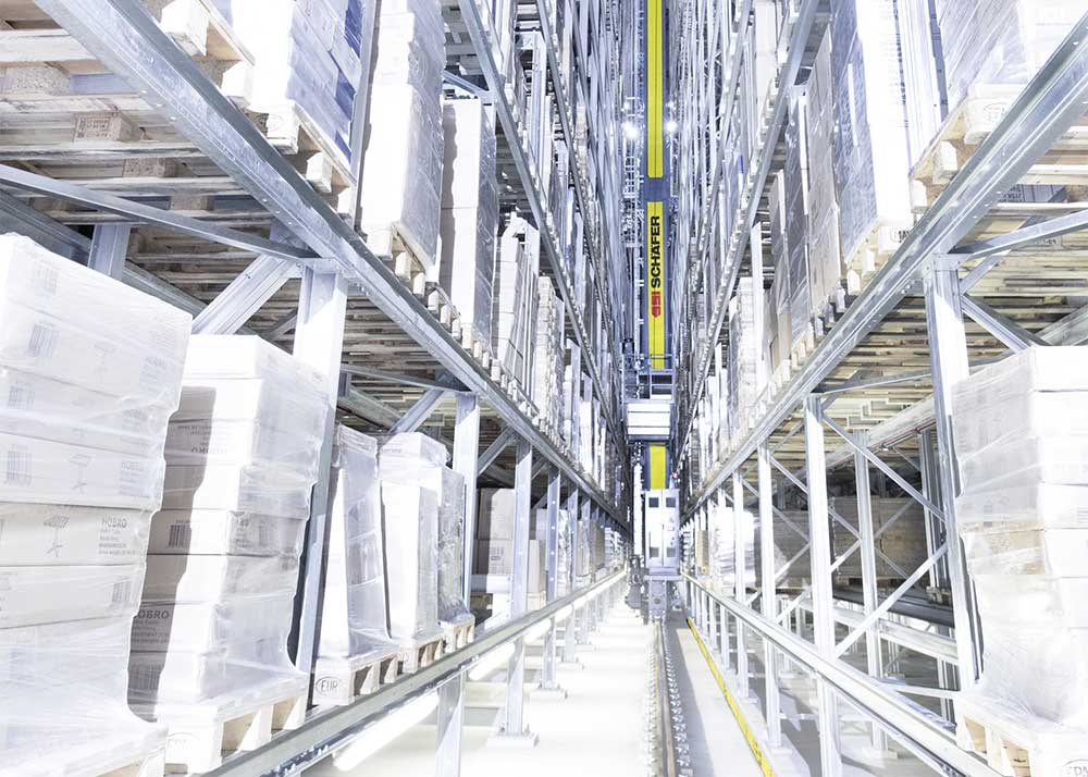 Kranlager satt opp inne på et lyst lager