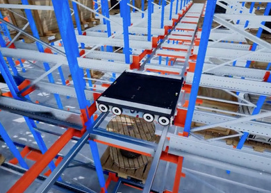 atlas 2d:Shuttle-system for lagerautomasjon som transporterer varer gjennom et automatisert reollager for effektiv varehåndtering