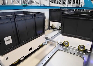 escala- i aksjon. Kasser på skinner som beveger seg