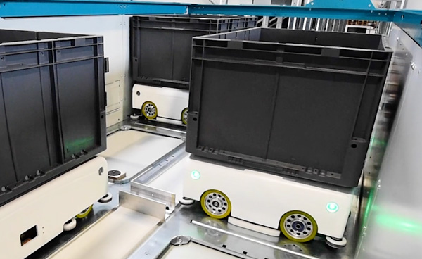 escala:Automatiserte lagerroboter som transporterer kasser i et lagerautomasjonssystem for effektiv varehåndtering