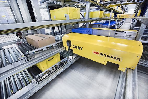 Cuby som jobber på et lager