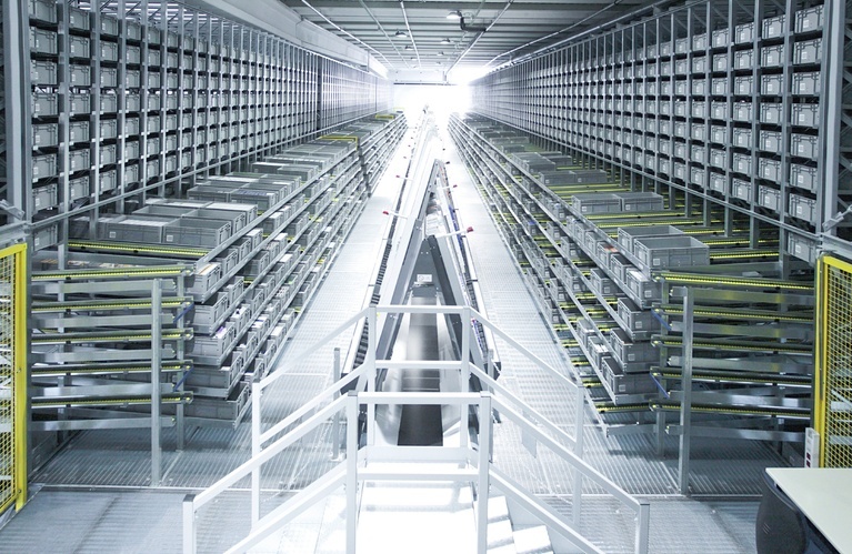 Kranlager satt opp inne i et lagerhus