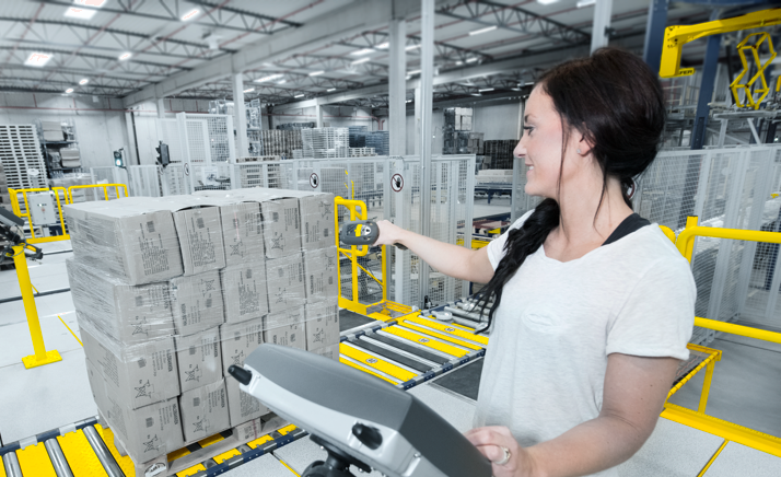 Featured - Bransjerapporten 2018- 32 forbedringspotensial for norske logistikkbedrifter. Dame som arbeider inne på lager og scanner kasser